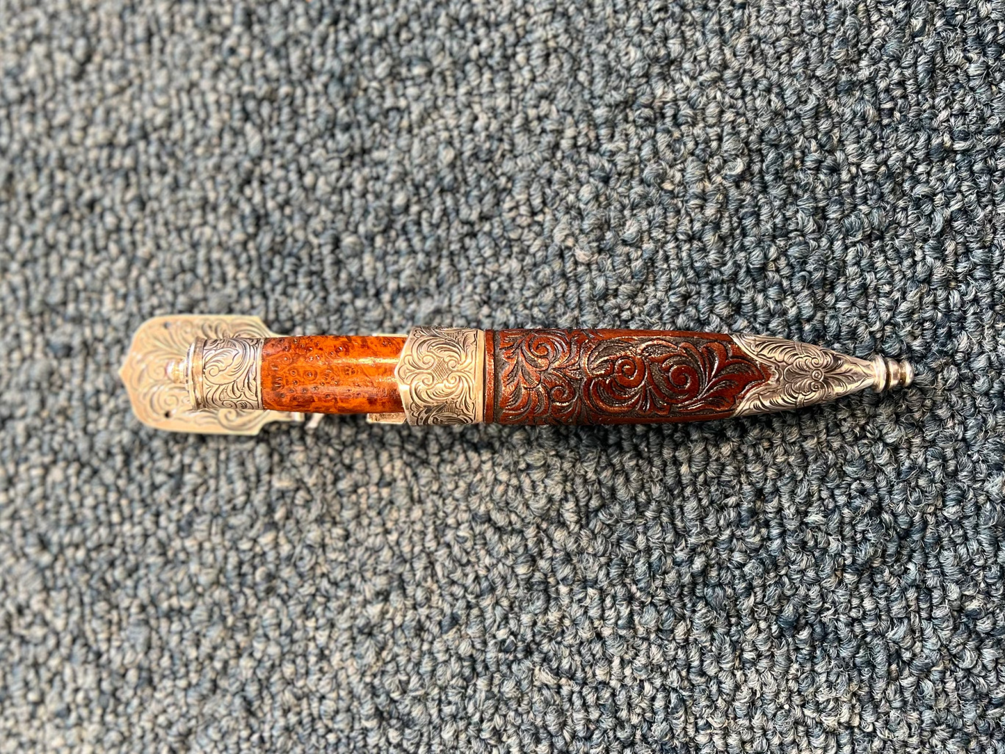 HÅNDLAGET SLIREKNIV TIL DAME BRUN