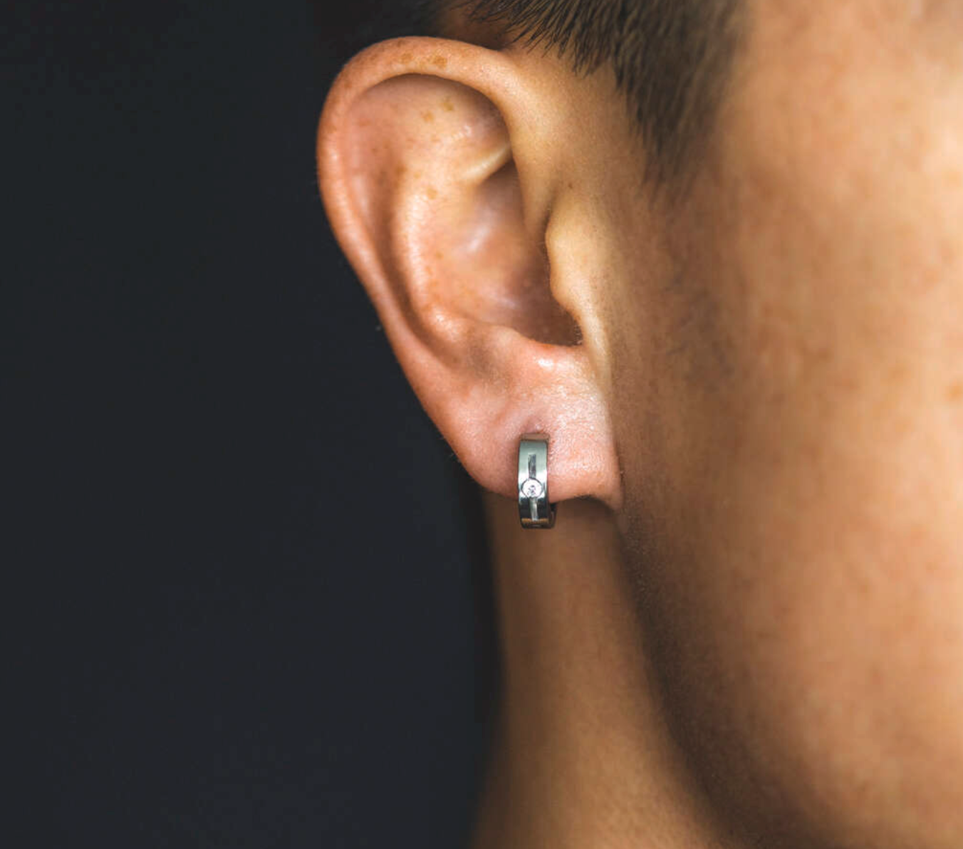 ØRERINGER I STÅL MED ZIRKONIA