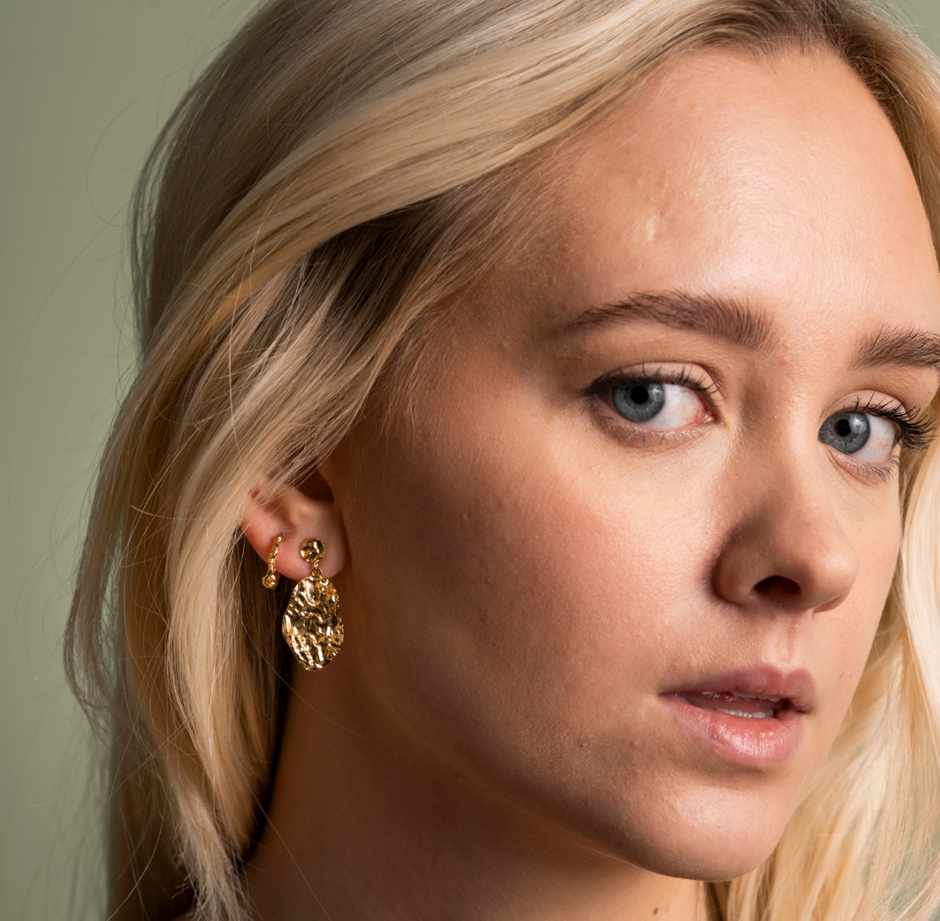 BREEZE ØREPYNT I FORGYLT SØLV