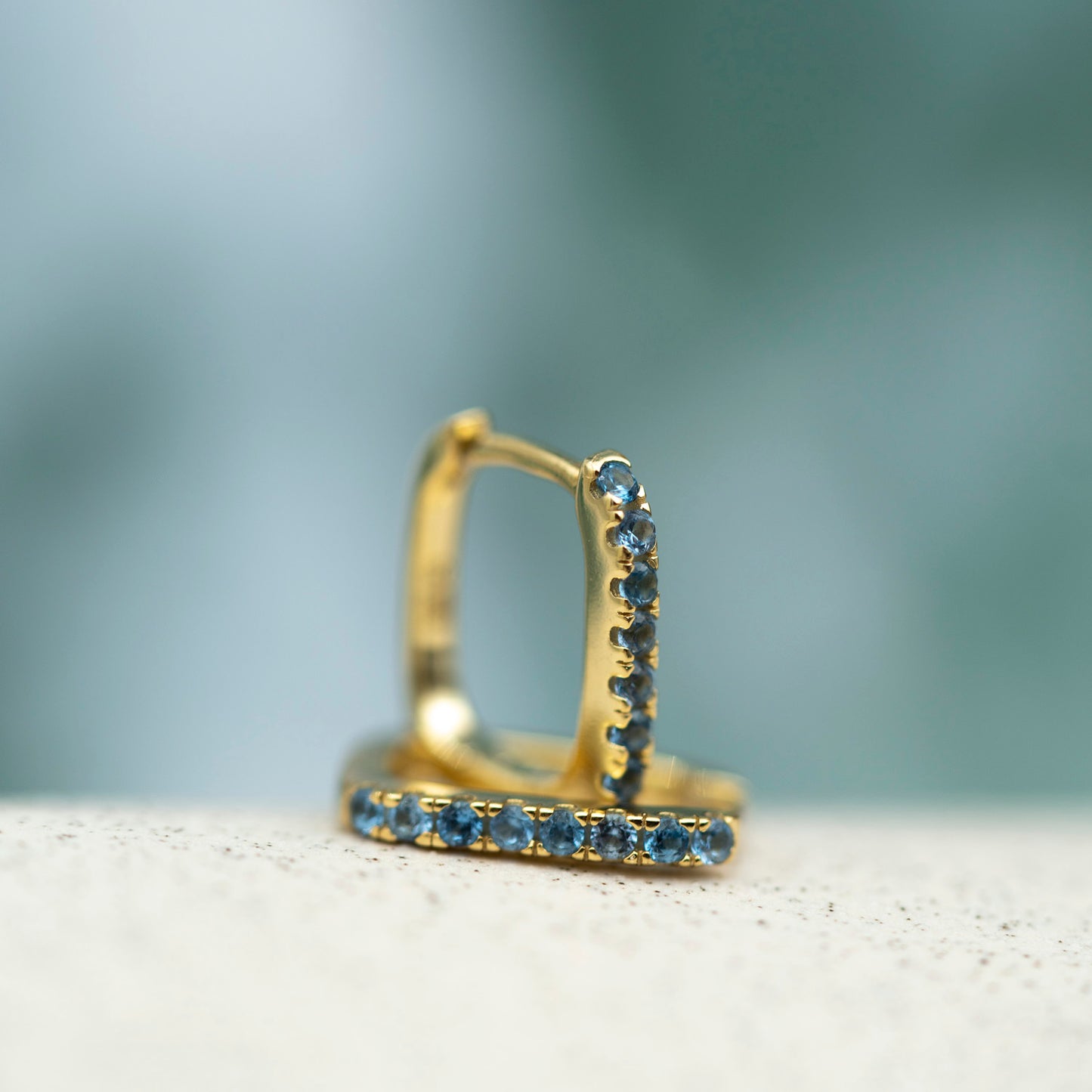 ØRERINGER I SØLV MED BLÅ ZIRKONIA - NORA MØRK BY GULLDIA