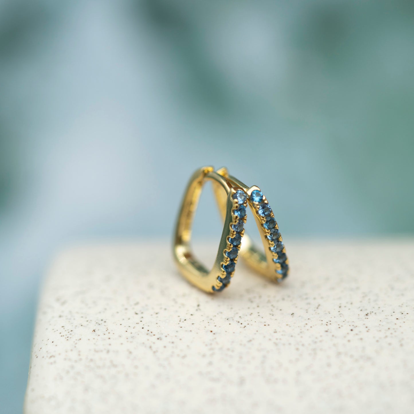 ØRERINGER I SØLV MED BLÅ ZIRKONIA - NORA MØRK BY GULLDIA