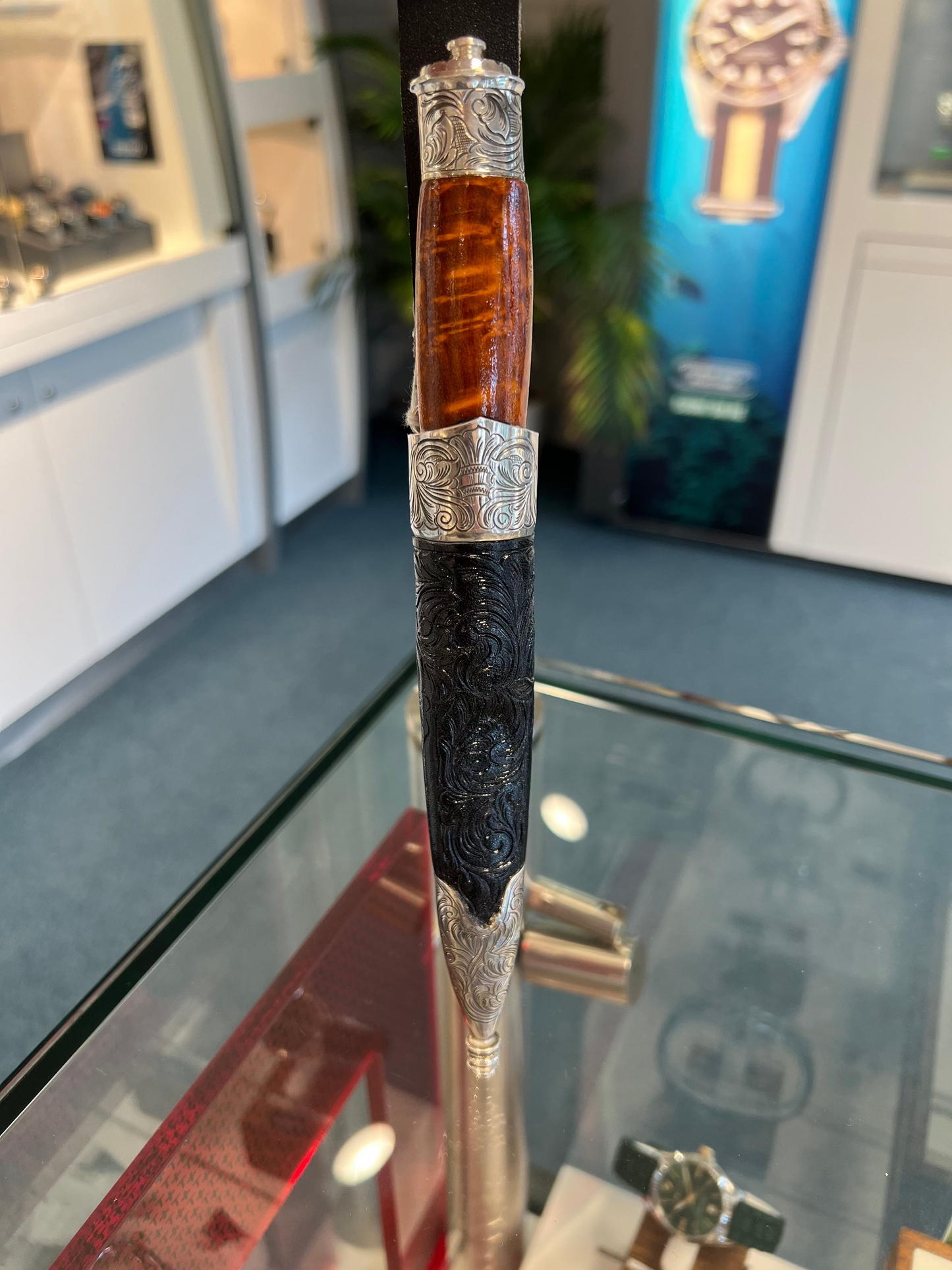 HÅNDLAGET SLIREKNIV SORT