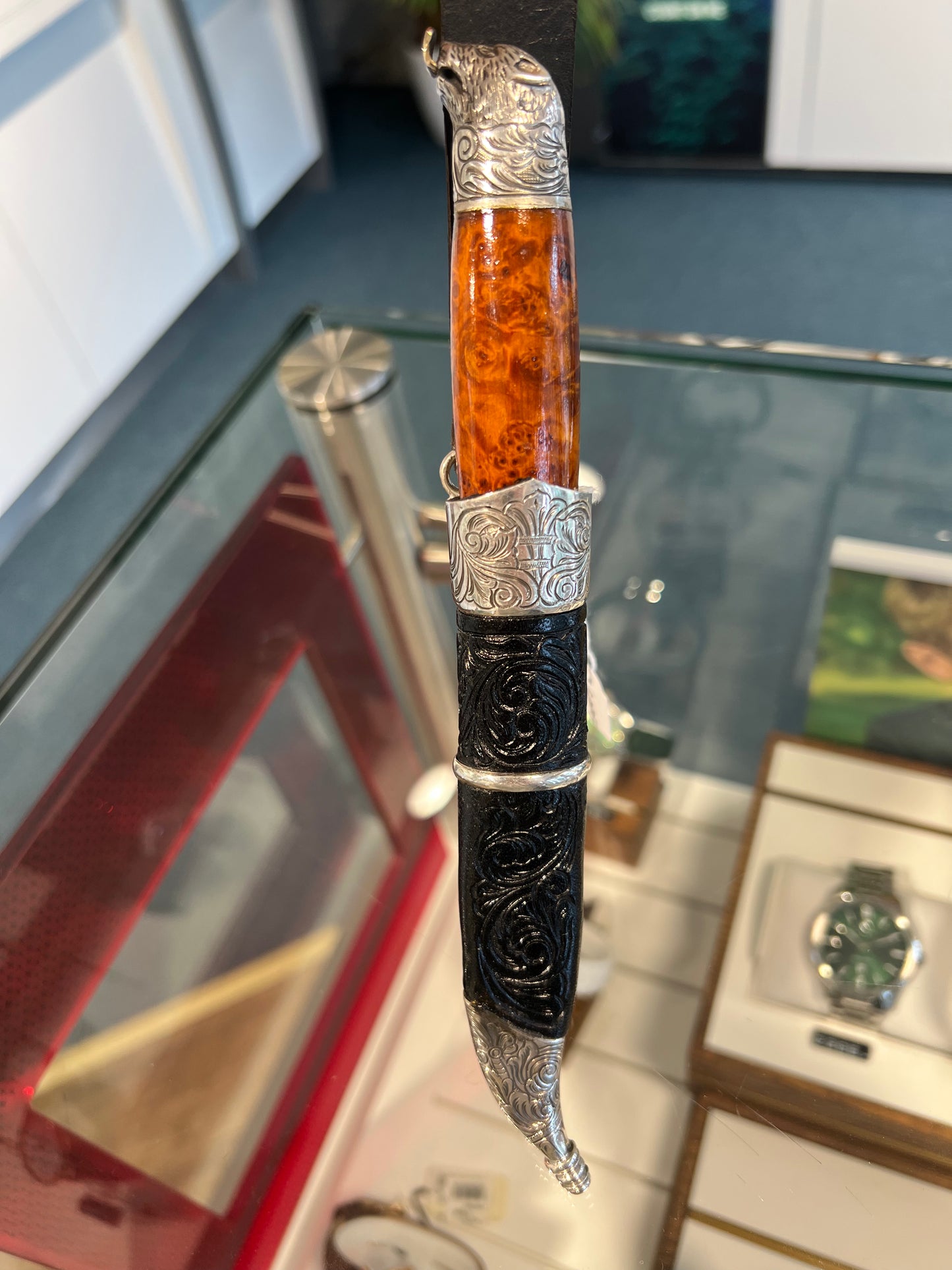 SLIREKNIV HÅNDLAGET, KROKKNIV MED MAGEBELTE, BJØNNEHUE MED TUNGE I GULL