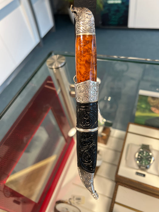 SLIREKNIV HÅNDLAGET, KROKKNIV MED MAGEBELTE, BJØNNEHUE MED TUNGE I GULL