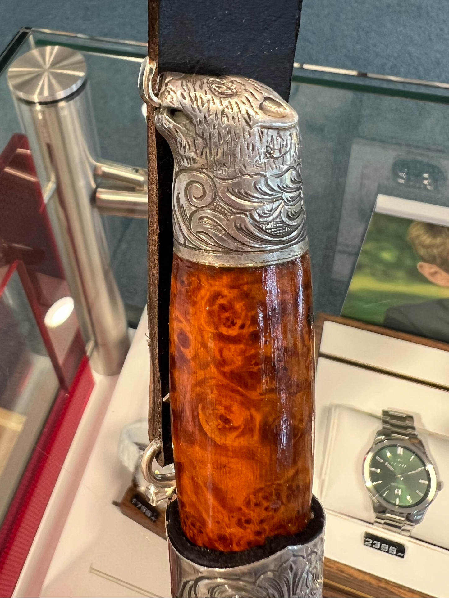 SLIREKNIV HÅNDLAGET, KROKKNIV MED MAGEBELTE, BJØNNEHUE MED TUNGE I GULL