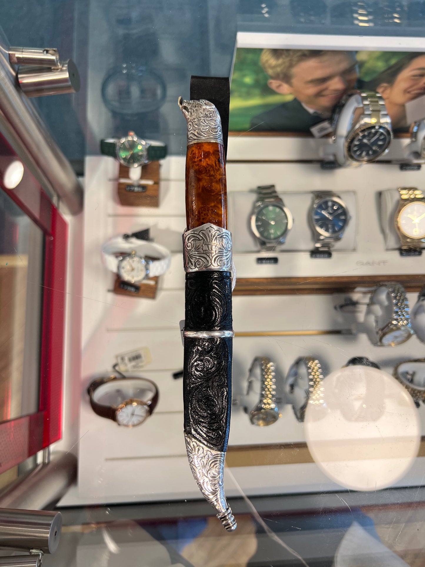 SLIREKNIV HÅNDLAGET, KROKKNIV MED MAGEBELTE, BJØNNEHUE MED TUNGE I GULL