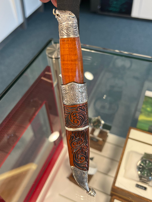 SLIREKNIV HÅNDLAGET, KROKKNIV MED MAGEBELTE, BJØNNEHUE MED TUNGE I GULL