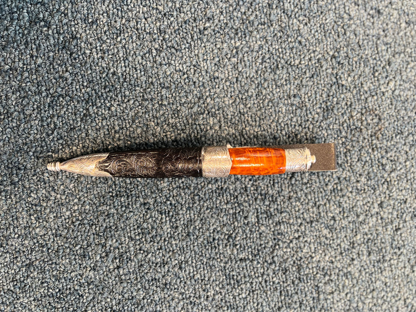 HÅNDLAGET SLIREKNIV SORT