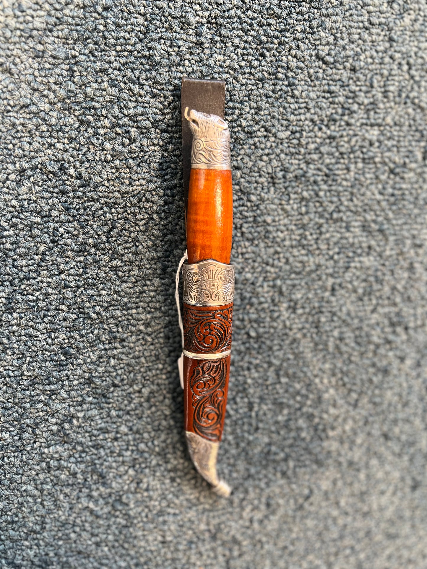 SLIREKNIV HÅNDLAGET, KROKKNIV MED MAGEBELTE, BJØNNEHUE MED TUNGE I GULL