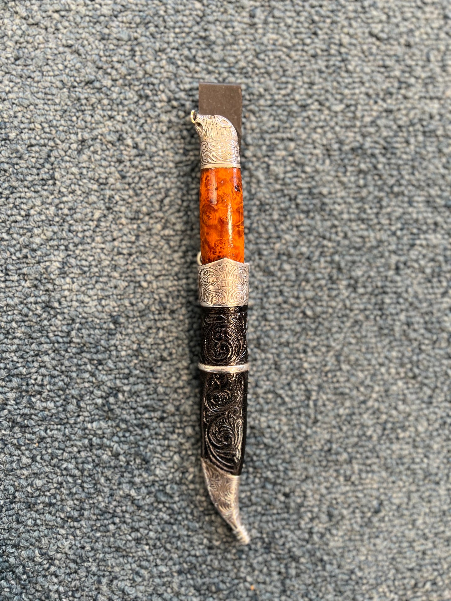 SLIREKNIV HÅNDLAGET, KROKKNIV MED MAGEBELTE, BJØNNEHUE MED TUNGE I GULL