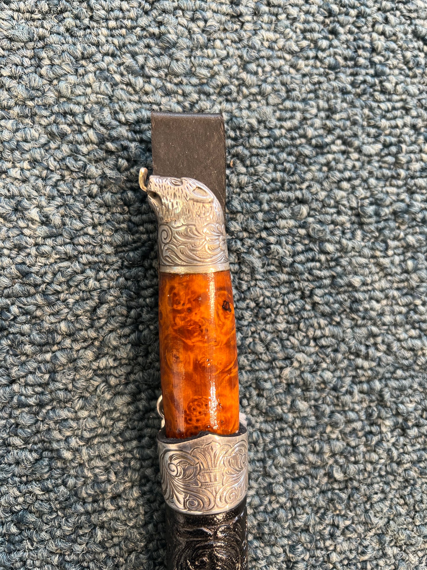 SLIREKNIV HÅNDLAGET, KROKKNIV MED MAGEBELTE, BJØNNEHUE MED TUNGE I GULL