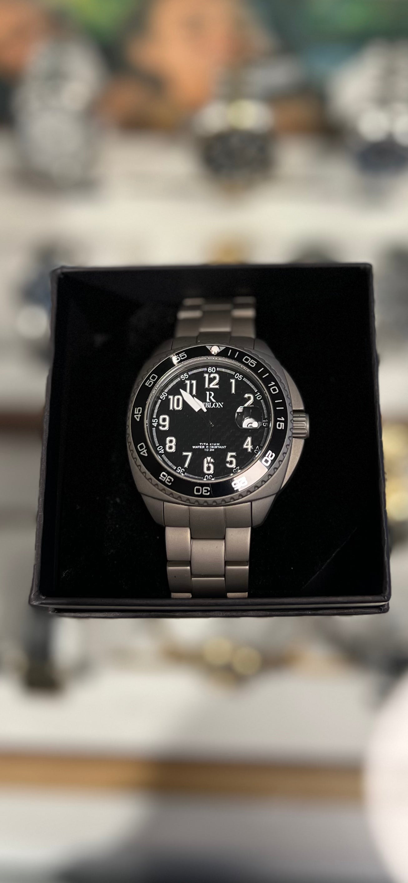 Riblon herreklokke i titan, sort skive