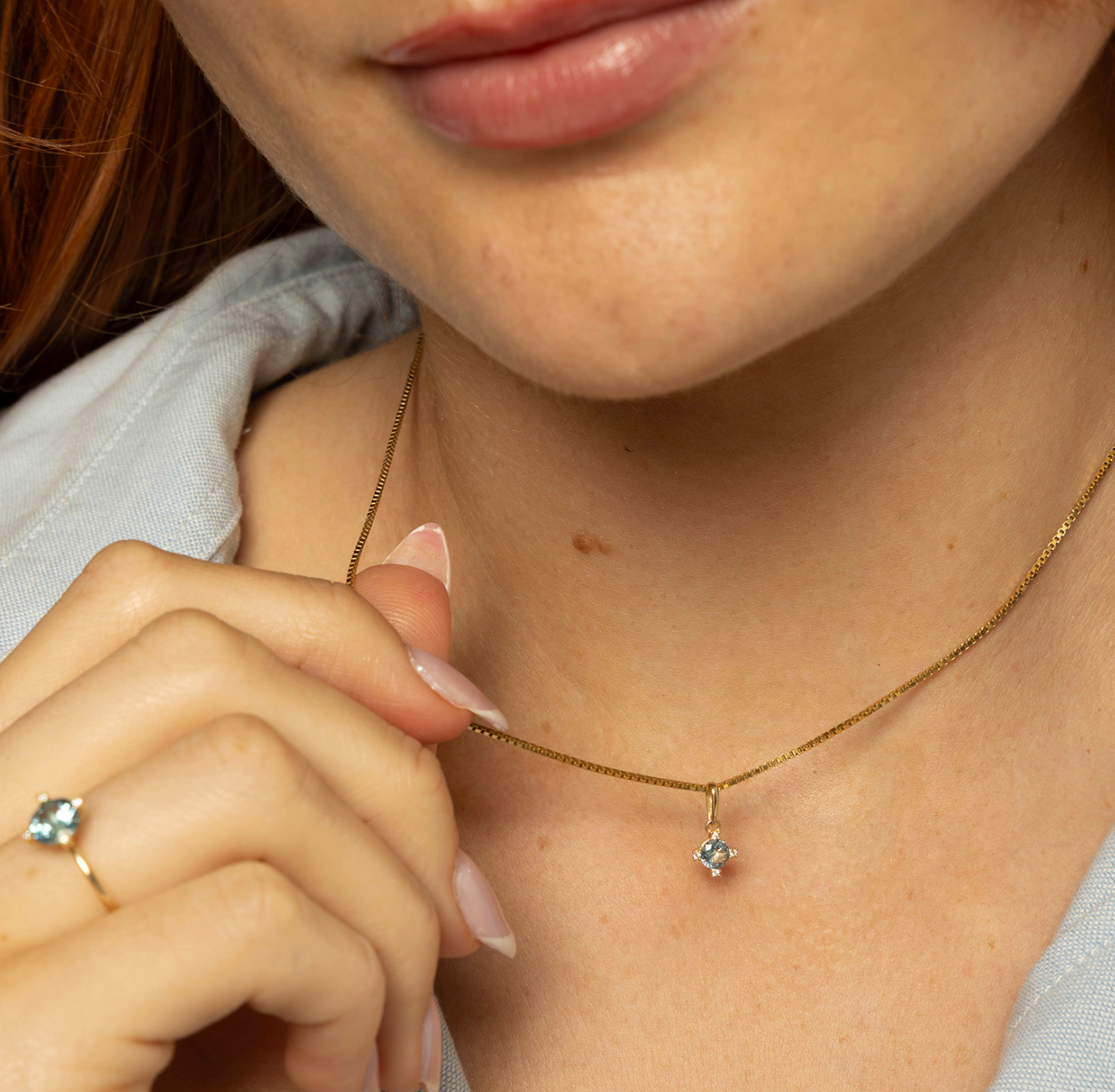 ANHENG I GULL MED BLÅ ZIRKONIA