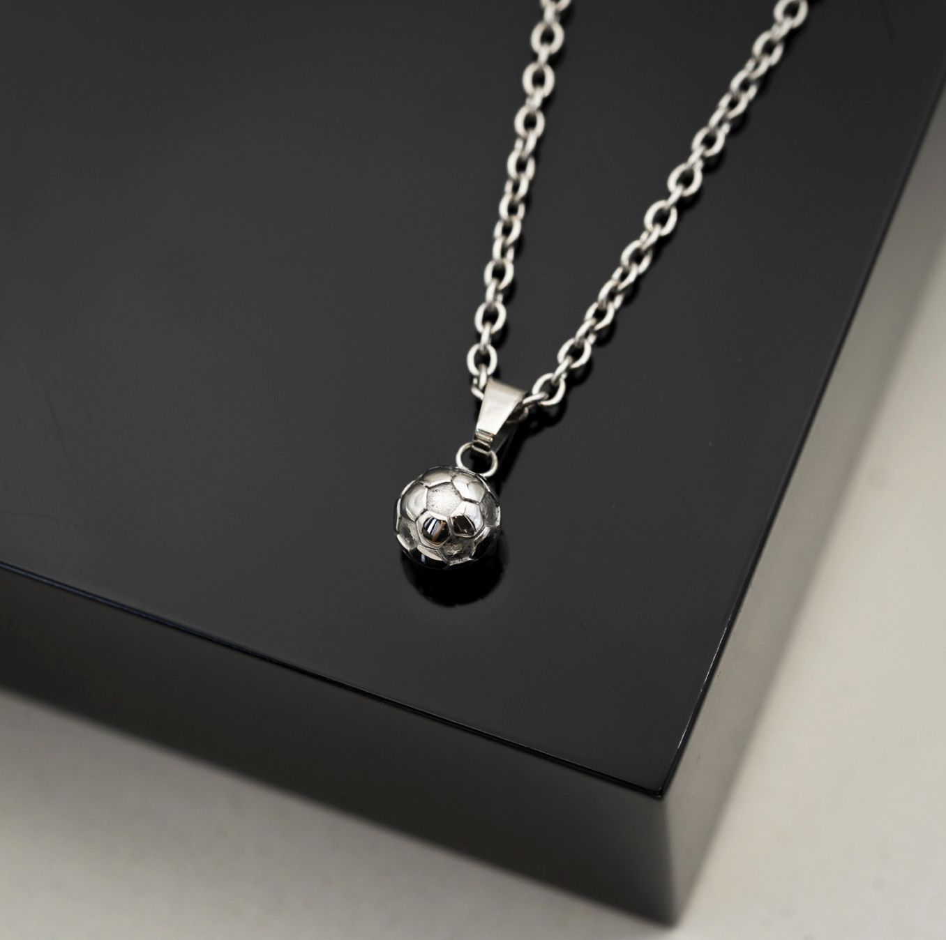 FOTBALLSMYKKE I STÅL