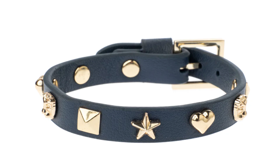 SKINNARMBÅND I BLÅTT MED GULLFARGEDE STUDS