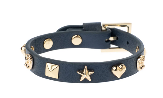 SKINNARMBÅND I BLÅTT MED GULLFARGEDE STUDS