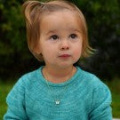 HALSKJEDE I FORGYLT SØLV- HVIT SOMMERFUGL